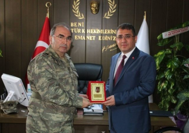 Tümamiral Bilgiç'den Dr. Happani'ye plaket