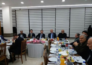 Vali Çataklı esnaflar ve iş adamlarıyla bir araya geldi