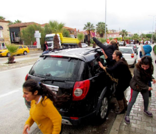 Aracın üzerindeki karı görünce...