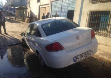 Fatsa'da yol çöktü, otomobil çukura düştü