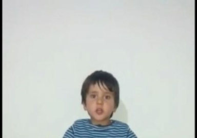 6 yaşındaki Alp, vatan sevgisini şarkı söyleyerek dile getirdi