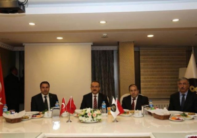 Vali Yavuz, doktorlarla bir araya geldi