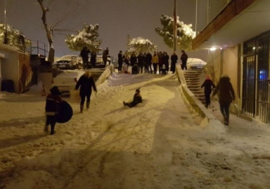 Karın keyfini kayarak çıkardılar