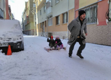 Torun sevgisi bagaj kapağından kızak yaptırdı