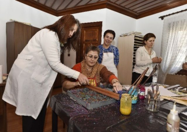 BELMEK'lerde ebru kursları büyük ilgi görüyor