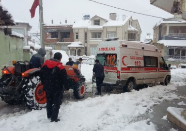 Yolda kalan ambulansı köylüler traktörle kurtardı