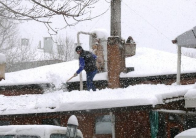 Bilecik'te çatılarda biriken karlar tehlike arz ediyor