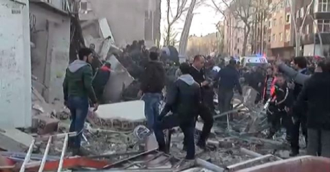 Zeytinburnu'nda 6 katılı bina çöktü: 3 yaralı