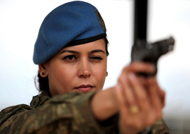 Türk ordusuna kadın asker alınacak!