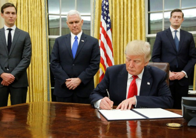 İşte Trump'ın ilk icraatı! Oval ofise bakın ne yaptı