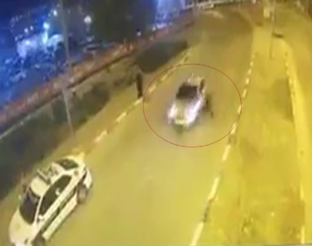 Otomobil polise böyle çarptı