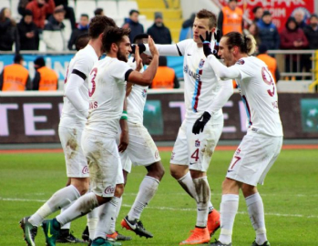 Fırtına yeni transferiyle esti