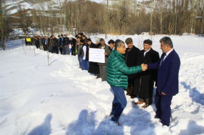 Bu köyde öpmek yasak