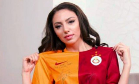 Ünlü mankenin futbol sevgisi