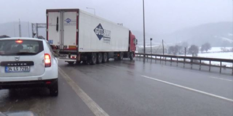 Tır bariyerlere çarptı, İstanbul yolu kapandı