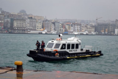 Böyle anne olmaz olsun: Bebeğini denize attı