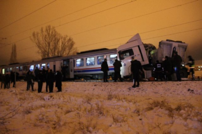 Yolcu treni tıra çarptı: 1 ölü, 14 yaralı