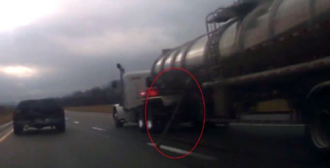 Tırdan İngiliz anahtarı savruldu