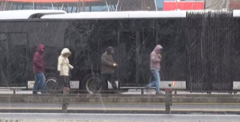 İstanbul'da kar yağışı etkisini arttırdı