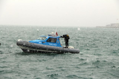 Annesinin denize attığı bebeği arama çalışmaları sürüyor