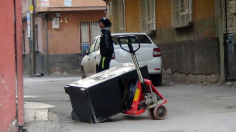 Hırsızlar taşıyamadıkları kasayı sokak ortasında bırakıp kaçtılar