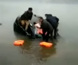 Denize uçan araçta can pazarı: Bebek kıyıya fırlatıldı