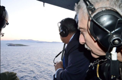 Yunan Bakan Kardak'a havadan çelenk atttı