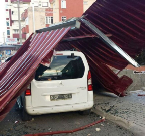 Rüzgar çatıları uçurdu, ağaçları kökünden söktü