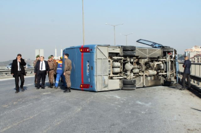 TEM'de cezaevi aracı devrildi