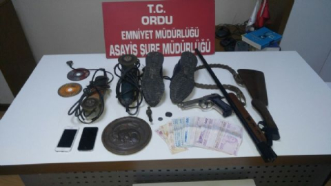 Hırsızları ayak izleri ele verdi