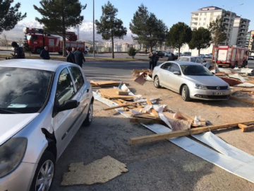 Rüzgar yıktı geçti