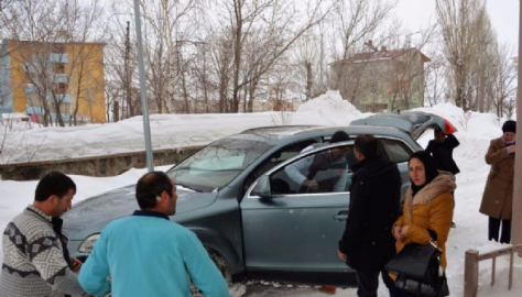 Hamile kadını makam aracıyla hastaneye yetiştirdi
