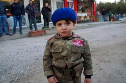 Gazi babasını asker selamıyla karşıladı