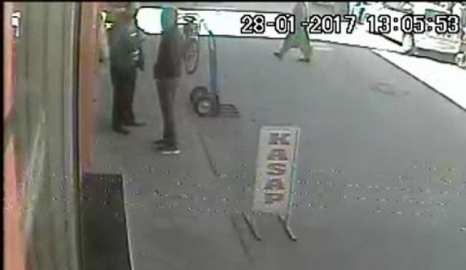 'Telefonunu bırak, git parayı al' dedi, telefonu alıp kaçtı