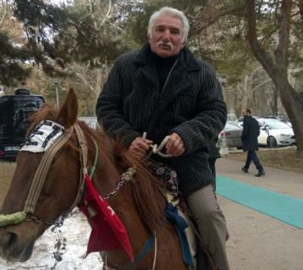 At sırtında dolaşarak 'evet' kampanyası yürütüyor