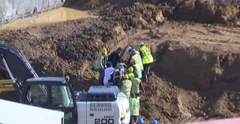 Şişli'de bir operatör kullandığı kepçeyle boşluğa düştü