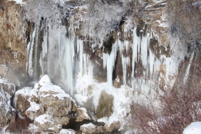 Şelale buz tuttu