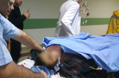 Saldırıya uğrayan kızı kurtarırken bıçaklandı