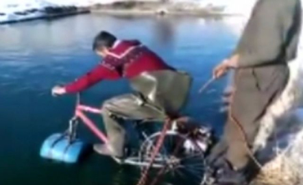 Suda bisiklet sürme denemesi gülümsetti