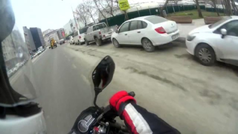 Motosikletten düştü, kendine böyle kızdı