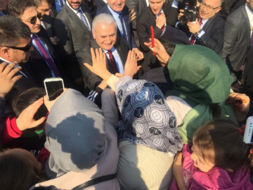 Başbakan Yıldırım'a Adana'da sevgi seli