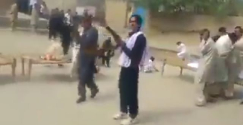 Havaya rastgele ateş açan Pakistanlılar