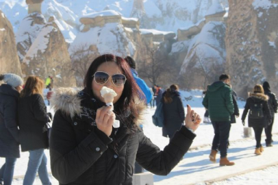 Turistlerin eksi 15 derecede dondurma keyfi