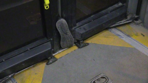 Ayakkabısını bırakıp kaçtı!