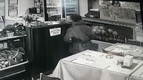 Girdiği lokantada iş yeri sahibinin cep telefonunu çaldı