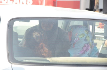 Kaza sonrası araçta mahsur kaldılar