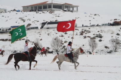 Buz tutan Çıldır Gölü'nde renkli görüntüler