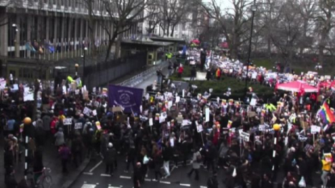 Trump Londra'da protesto edildi