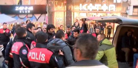 'Hayır' bildirisi dağıtan grupla polis arasında gerginlik