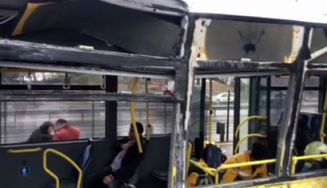 Servis aracı metrobüse çarptı: Yaralılar var